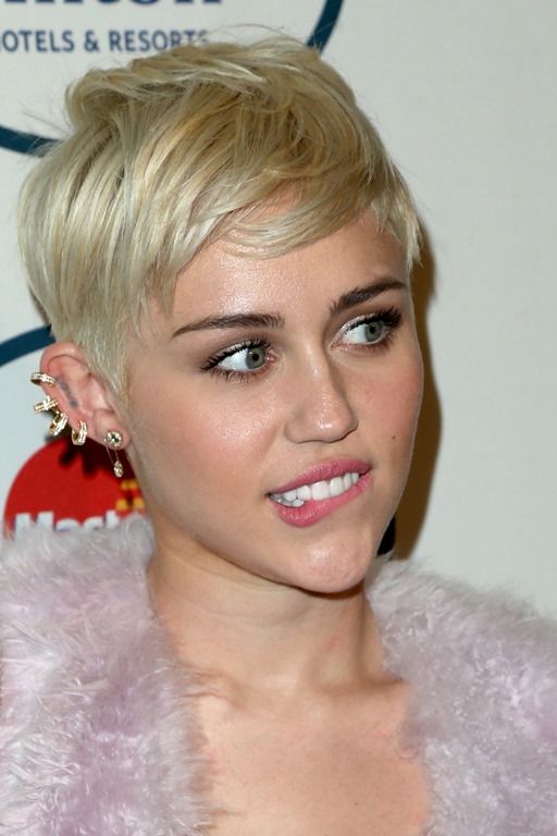 photo miley-pregrammy-14_zps4661e7da.jpg