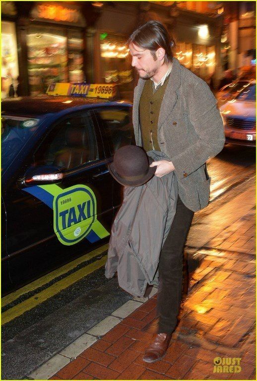 photo josh-hartnett-arrives-in-full-costume-on-penny-dreadful-set-02_zpsfbb8bf4b.jpg