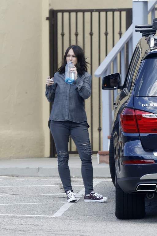 photo Jennifer Love Hewitt make a stop for food and drink in Malibu California November 15-2015 007_zpspsrz6jkl.jpg