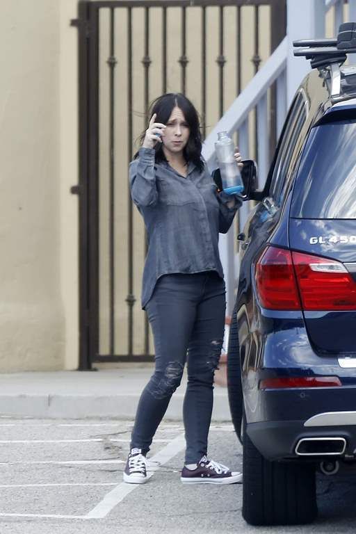 photo Jennifer Love Hewitt make a stop for food and drink in Malibu California November 15-2015 014_zpseqxjz010.jpg