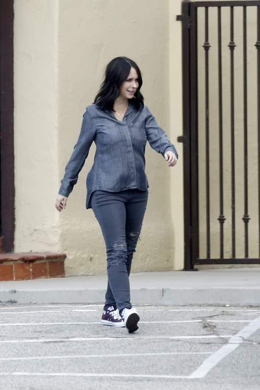 photo Jennifer Love Hewitt make a stop for food and drink in Malibu California November 15-2015 020_zpspmyvtlps.jpg