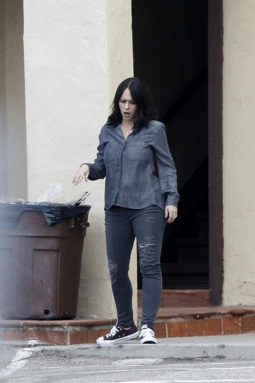 photo Jennifer Love Hewitt make a stop for food and drink in Malibu California November 15-2015 027_zpsyn9satbh.jpg