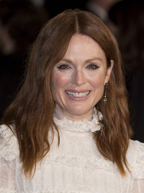 photo Julianne Moore The Hunger Games Mockingjay Part 2 premiere in London November 5-2015 010_zps9zmdwqjr.jpg