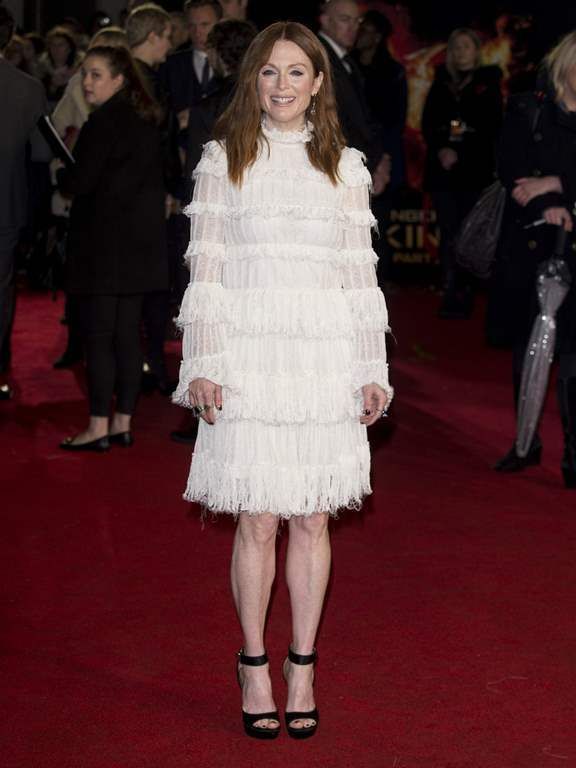 photo Julianne Moore The Hunger Games Mockingjay Part 2 premiere in London November 5-2015 012_zpswjqund4o.jpg