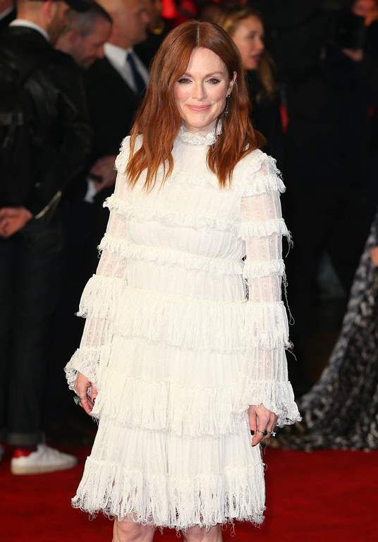photo Julianne Moore The Hunger Games Mockingjay Part 2 premiere in London November 5-2015 017_zpso4hvfpul.jpg