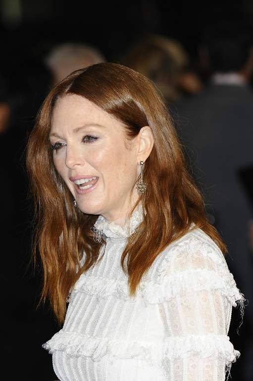 photo Julianne Moore The Hunger Games Mockingjay Part 2 premiere in London November 5-2015 030_zpsaso7d3h2.jpg