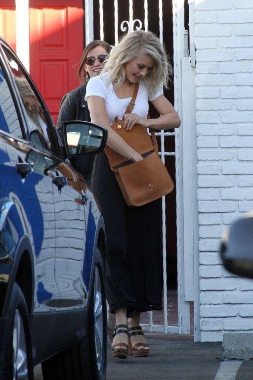 photo Julianne-Hough_-Leaves-The-Dancing-With-The-Star-Studio--01-662x993_zpsmrqv62aw.jpg