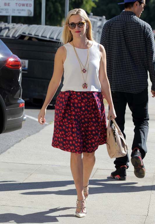 photo Reese Witherspoon is seen running errands in a Floral Print_04_zpsjtvjev2f.jpg