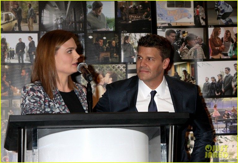 photo emily-deschanel-david-boreanaz-celebrate-bones-200th-episode-27_zps68085ab1.jpg