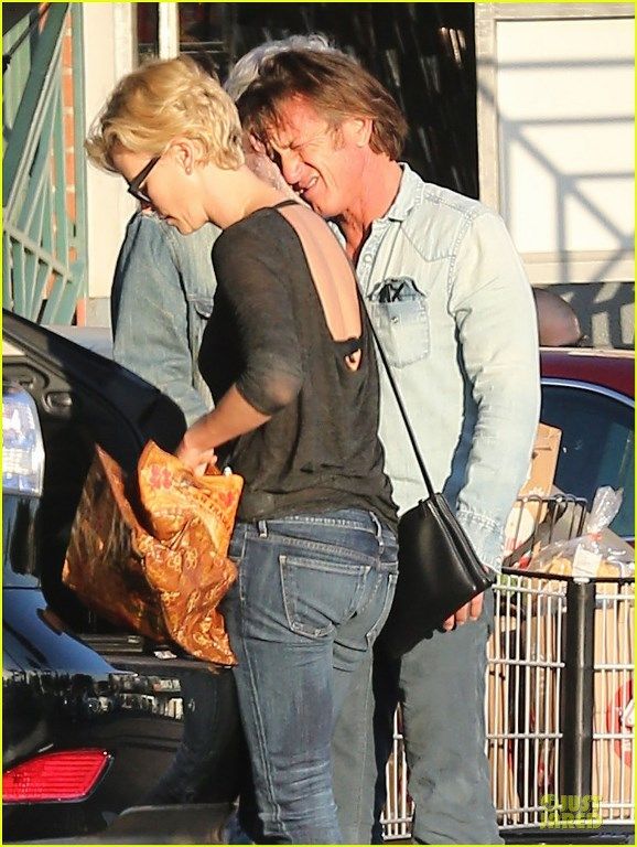 photo charlize-theron-sean-penn-bares-her-back-for-sean-penn-02_zpsef8219d0.jpg