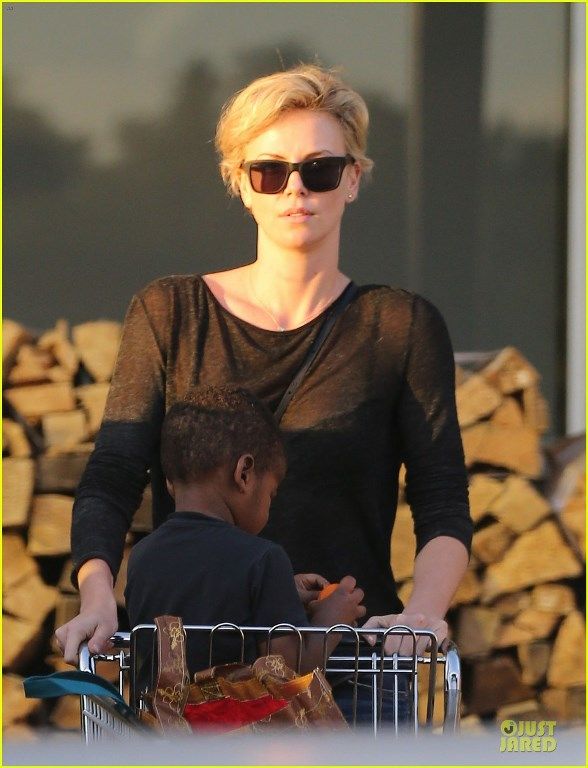 photo charlize-theron-sean-penn-bares-her-back-for-sean-penn-04_zpsdec0d673.jpg