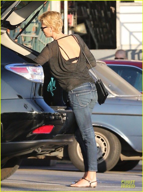 photo charlize-theron-sean-penn-bares-her-back-for-sean-penn-09_zpsd6aa1139.jpg