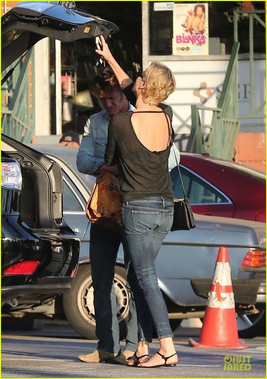 photo charlize-theron-sean-penn-bares-her-back-for-sean-penn-12_zps81ebb52a.jpg