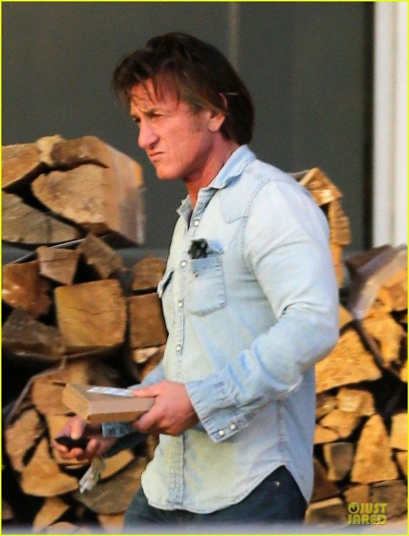 photo charlize-theron-sean-penn-bares-her-back-for-sean-penn-13_zps31abe92c.jpg