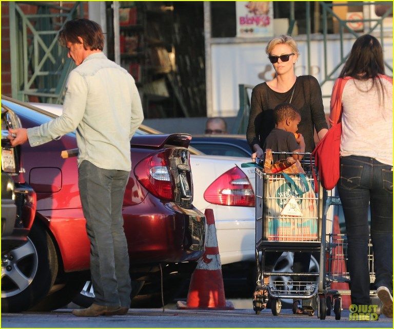 photo charlize-theron-sean-penn-bares-her-back-for-sean-penn-17_zps5cfa45b9.jpg