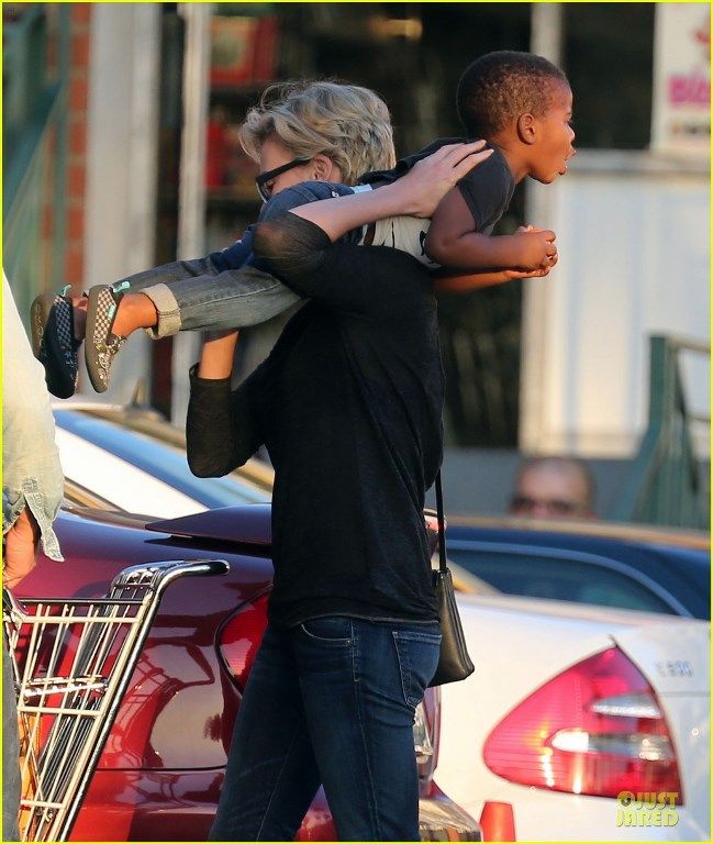 photo charlize-theron-sean-penn-bares-her-back-for-sean-penn-20_zpsae7a8bf2.jpg