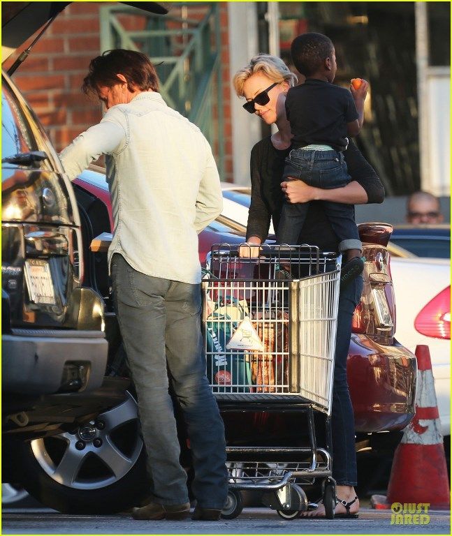 photo charlize-theron-sean-penn-bares-her-back-for-sean-penn-23_zps1e057731.jpg