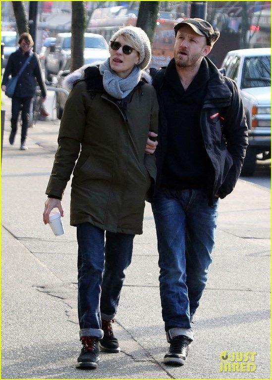 photo robin-wright-new-fiance-ben-foster-step-out-for-daytime-stroll-01_zpsdf3412e5.jpg