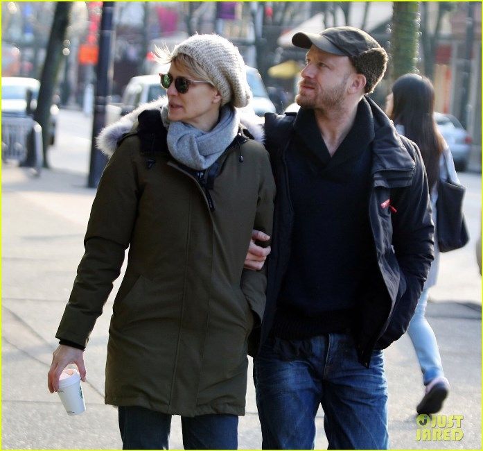 photo robin-wright-new-fiance-ben-foster-step-out-for-daytime-stroll-02_zps815d46fa.jpg