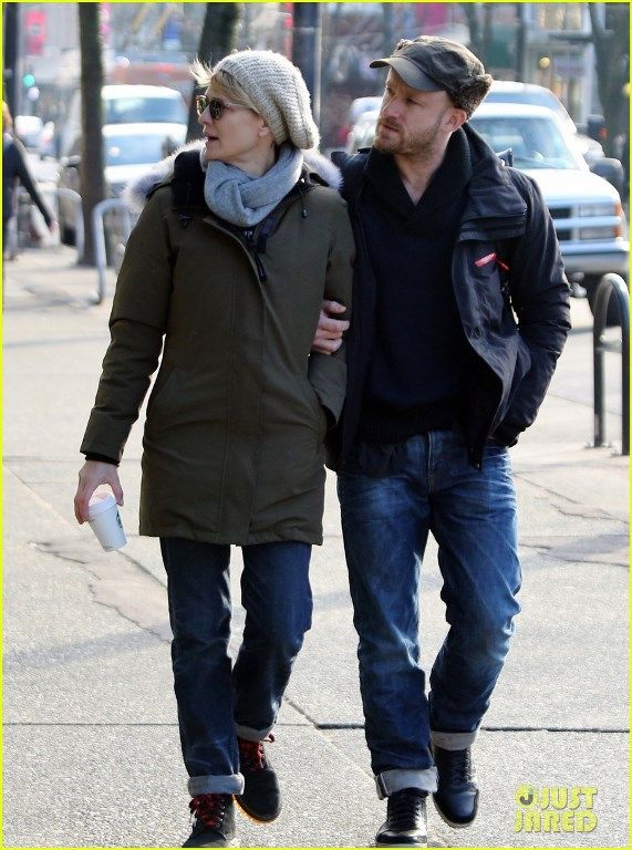 photo robin-wright-new-fiance-ben-foster-step-out-for-daytime-stroll-05_zpscf11d7d3.jpg