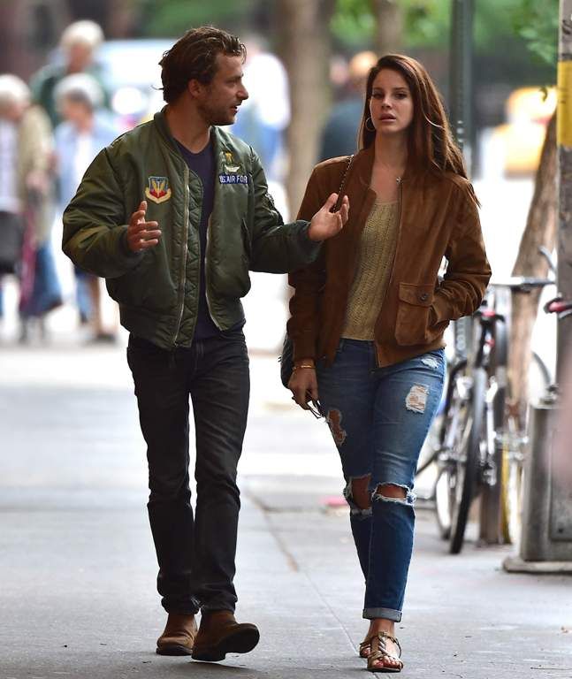 photo LanaDelReySeenwithFrancescoCarrozziniinSoho1-10-2014044_zpsbe16b789.jpg