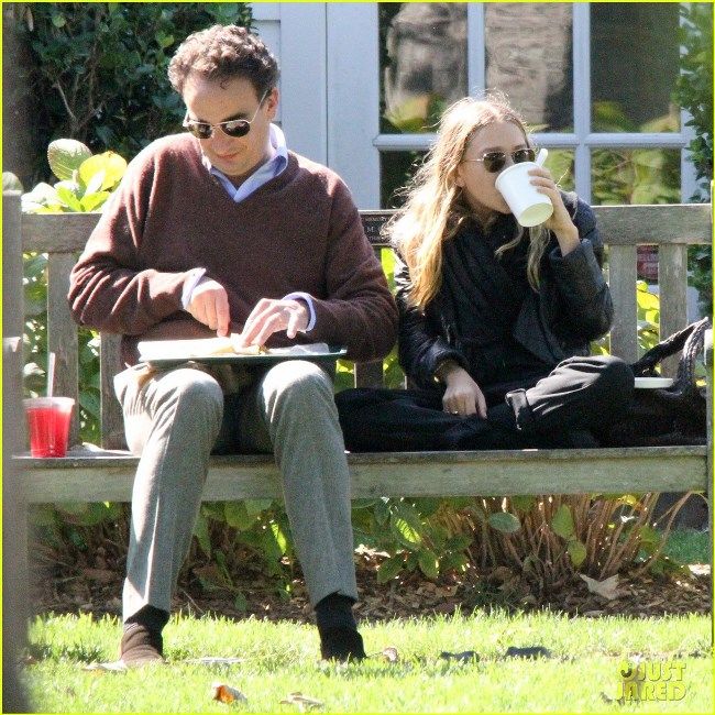 photo mary-kate-olsen-eats-out-of-olivier-sarkozy-hands-12_zps0d6df141.jpg